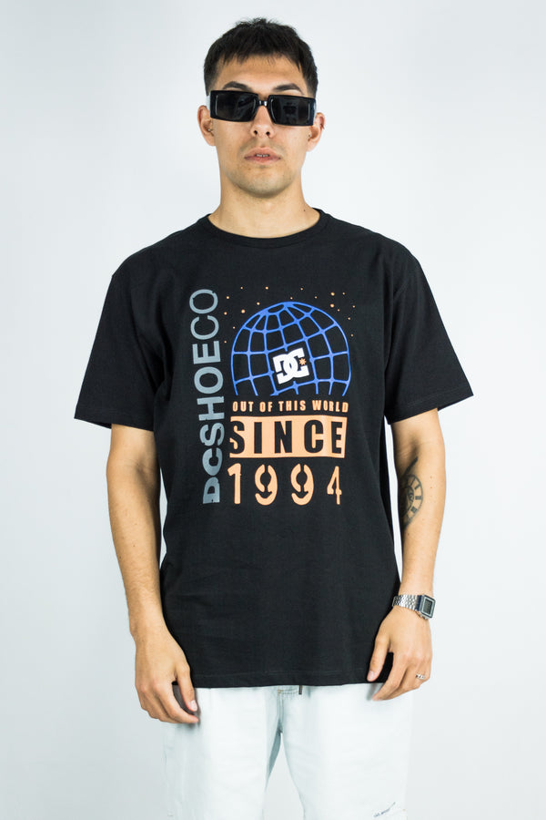 Remera DC MC OUT OF HERE (Negro)