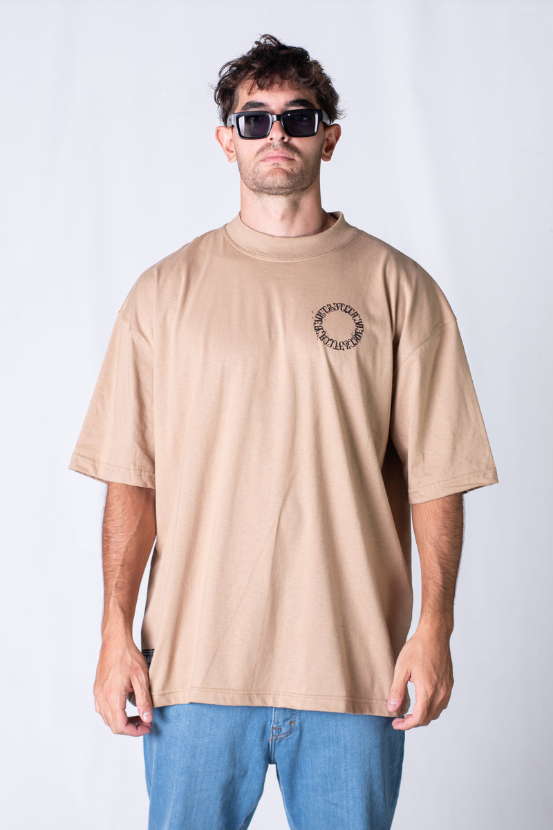 Remera Hombre OCN Oversize Gothic  Camel