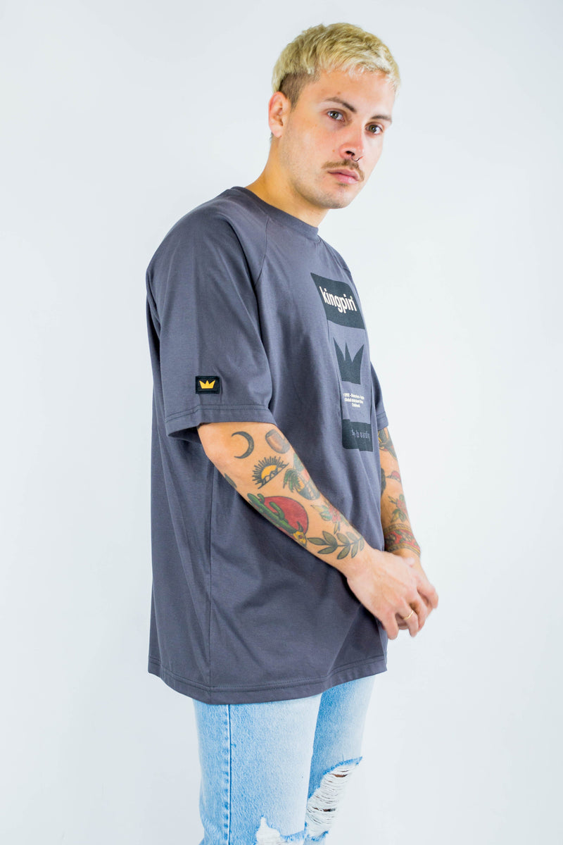 Remera Kingpin OVERSIZE Unisex Raglan Pavimento 242 Gris