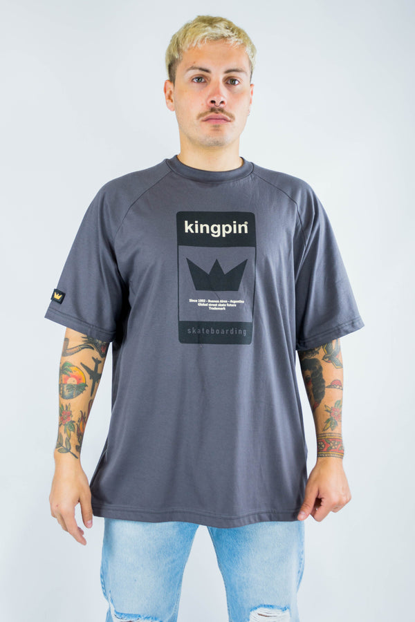 Remera Kingpin OVERSIZE Unisex Raglan Pavimento 242 Gris