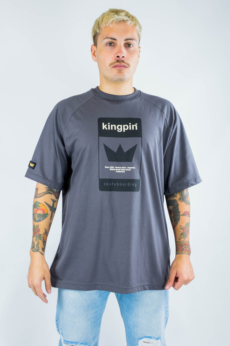 Remera Kingpin OVERSIZE Unisex Raglan Pavimento 242 Gris