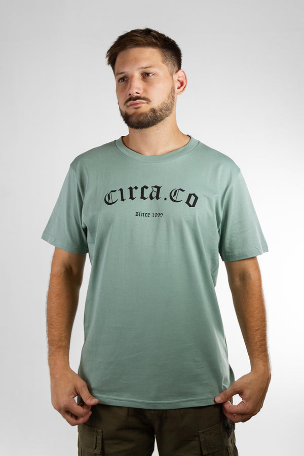 Remera Circa Ghotic Brandmark Soft Green