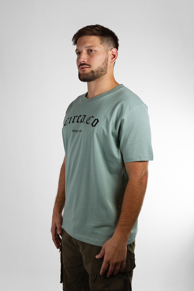 Remera Circa Ghotic Brandmark Soft Green