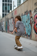 Remera Ocn Kids Gothic Print Ceniza