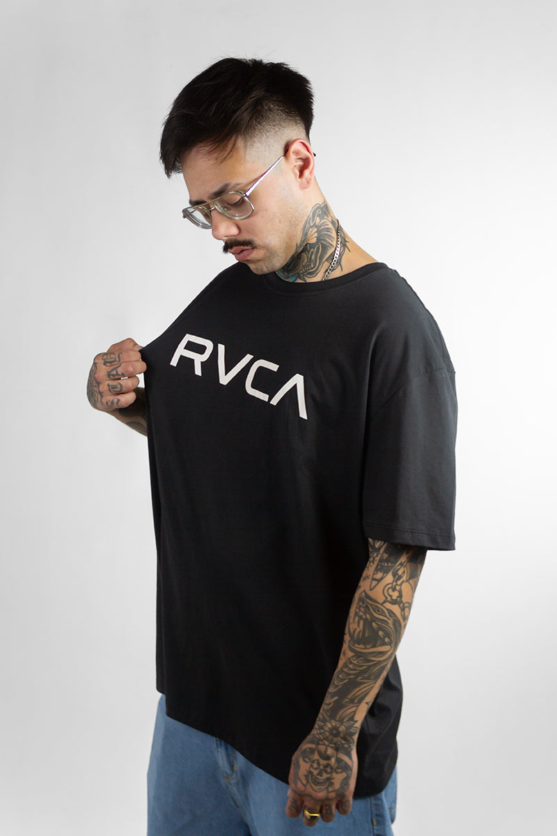 Remera Rvca Mc Big DAYSHIFT (Neg)