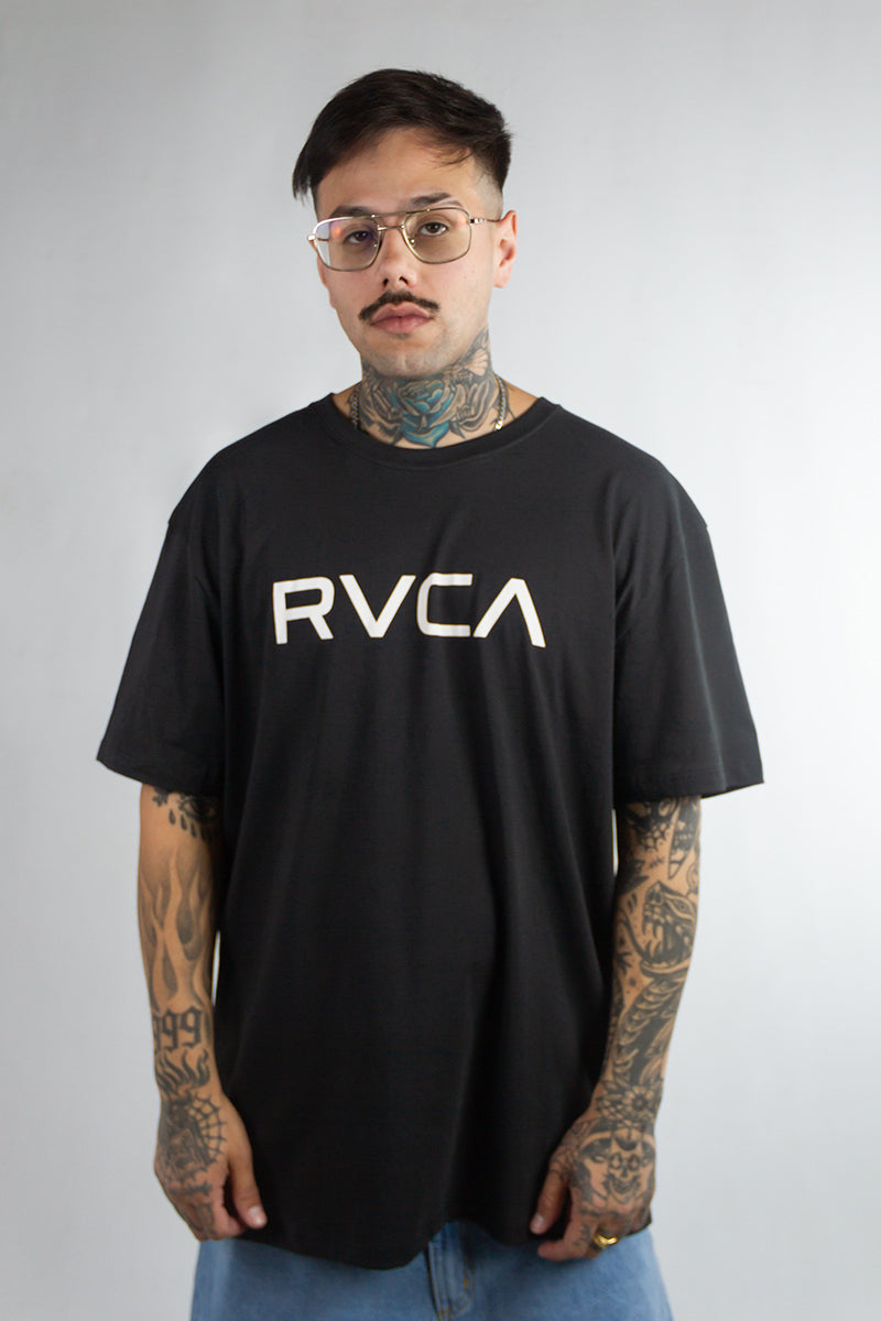 Remera Rvca Mc Big DAYSHIFT (Neg)