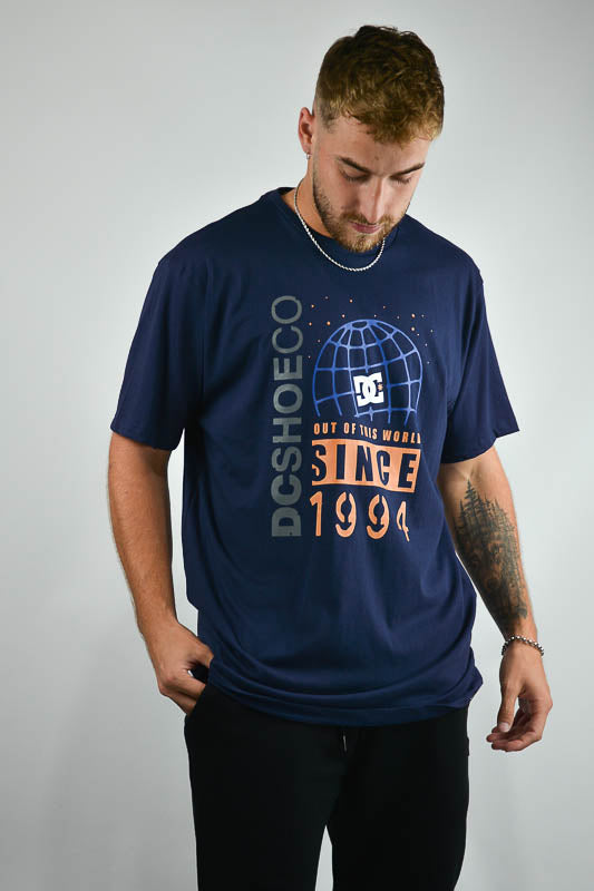 Remera Dc Hombre Out Of Here Mc Azul