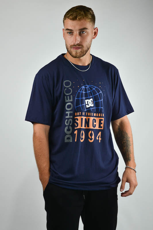 Remera Dc Hombre Out Of Here Mc Azul